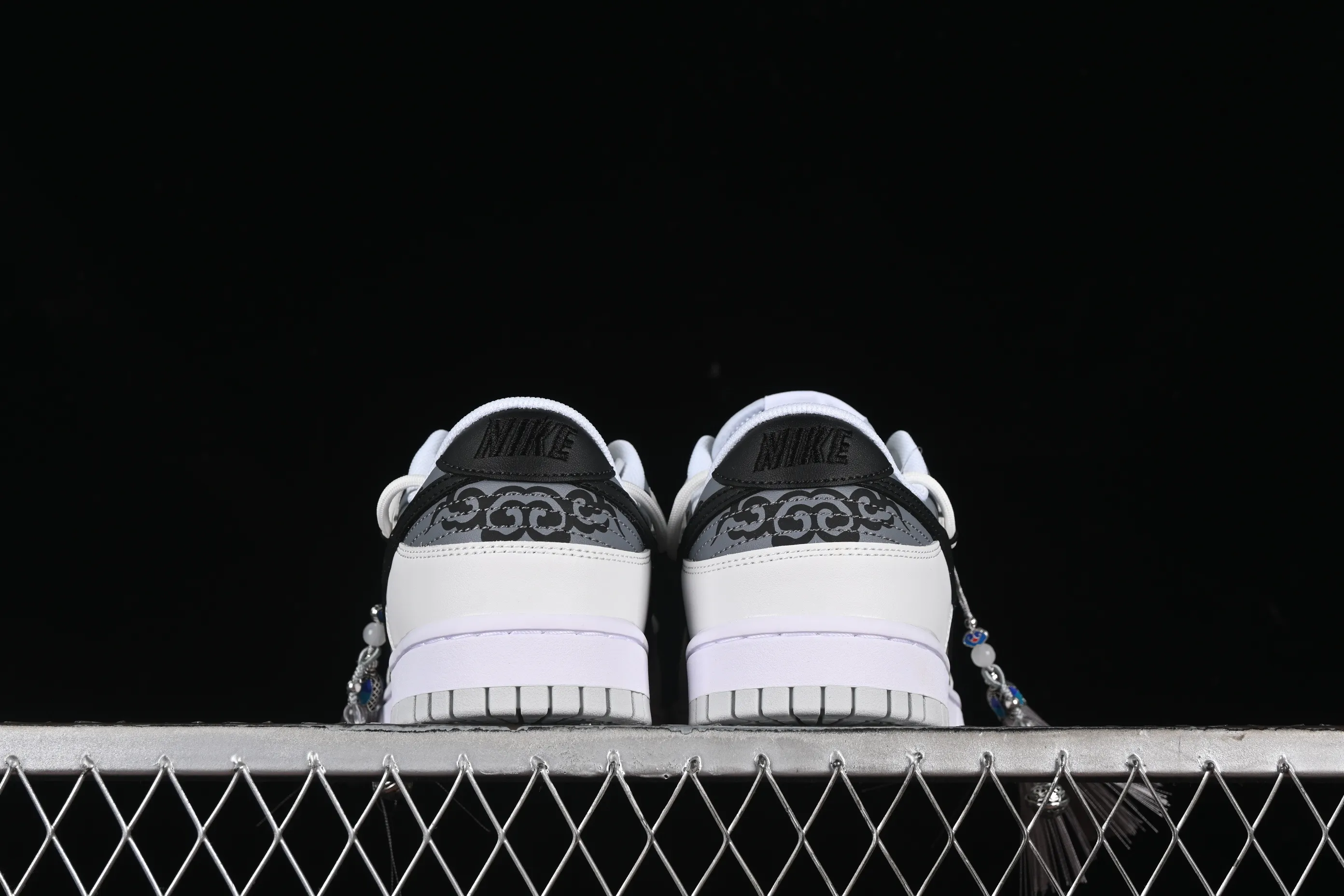 All categories Nk SB Dunk series Nk SB Dunk Low low-top sneakers Nk Dunk Low Year of the Dragon limited edition CNY Qiansi Ancient Rhyme Gift Box Silver White SB strap low-top casual sneakers DV0831-101